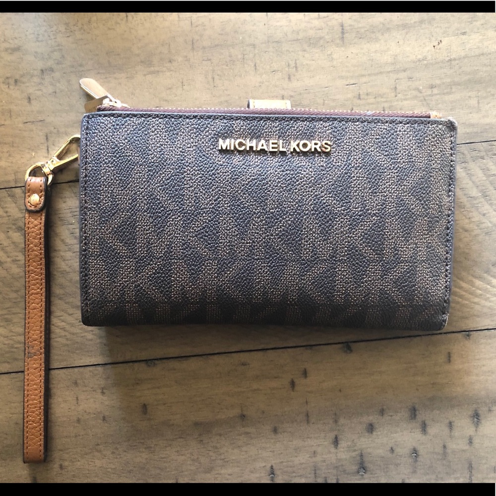 Michael Kors Wristlet ♥️